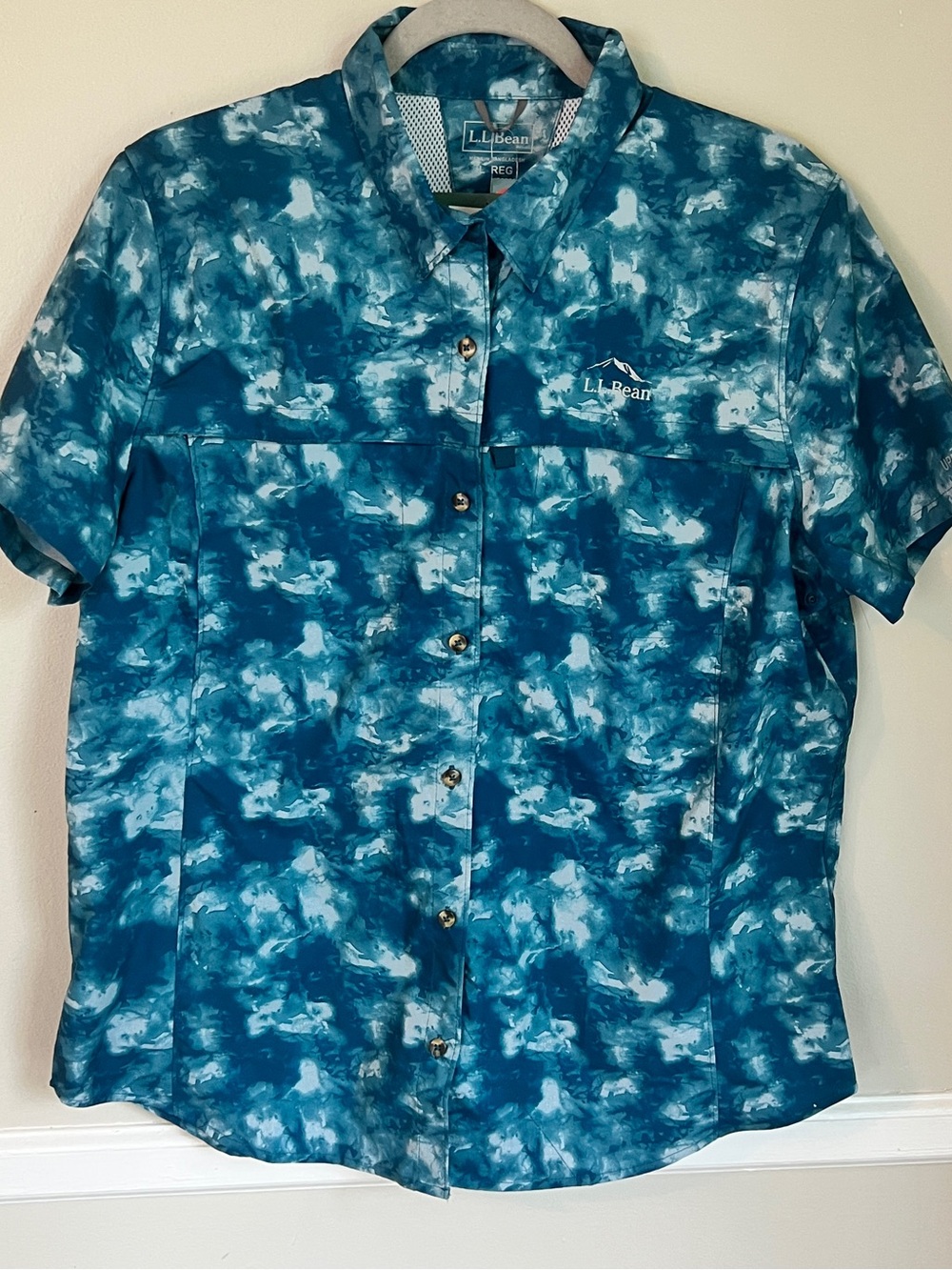 L.L. Bean Men's Teal and Light Blue Cloud-Print Short-Sleeve Button-Down Shirt